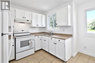724 STE MARIE STREET Collingwood Ontario photo 2