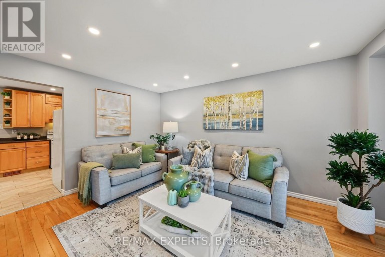 326 OAKWOOD COURT, Newmarket (Huron Heights-Leslie Valley), Ontario, L3Y3C8