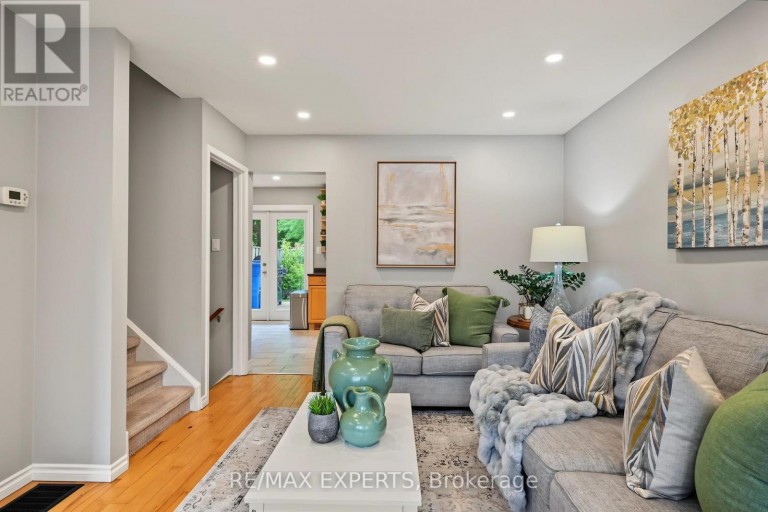 326 OAKWOOD COURT, Newmarket (Huron Heights-Leslie Valley), Ontario, L3Y3C8