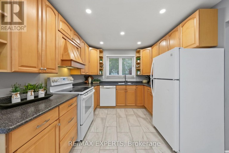 326 OAKWOOD COURT, Newmarket (Huron Heights-Leslie Valley), Ontario, L3Y3C8