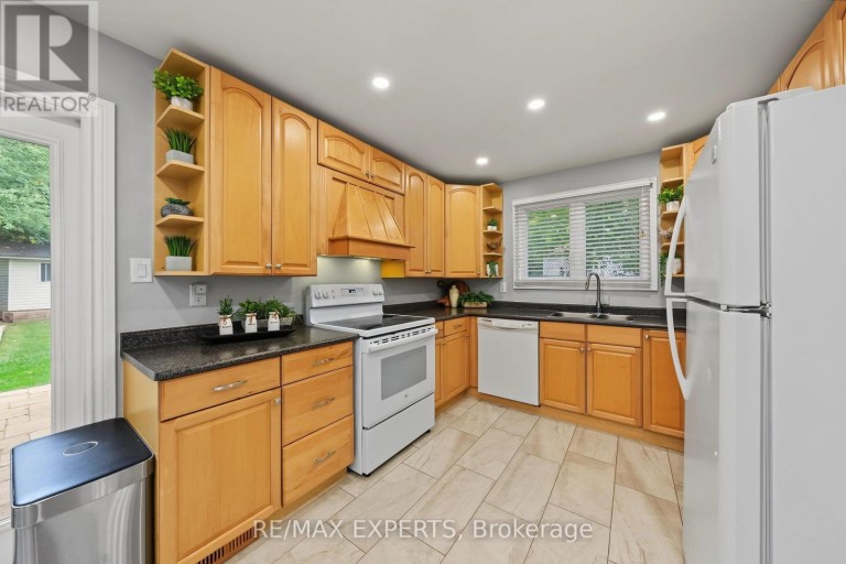 326 OAKWOOD COURT, Newmarket (Huron Heights-Leslie Valley), Ontario, L3Y3C8