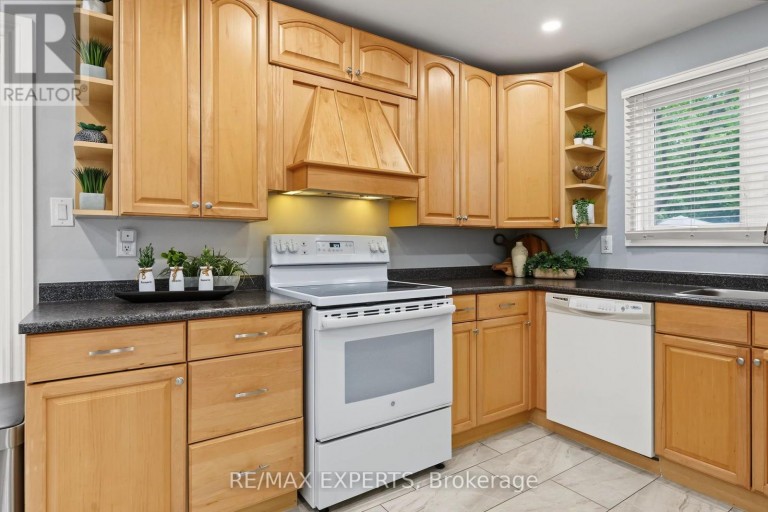 326 OAKWOOD COURT, Newmarket (Huron Heights-Leslie Valley), Ontario, L3Y3C8
