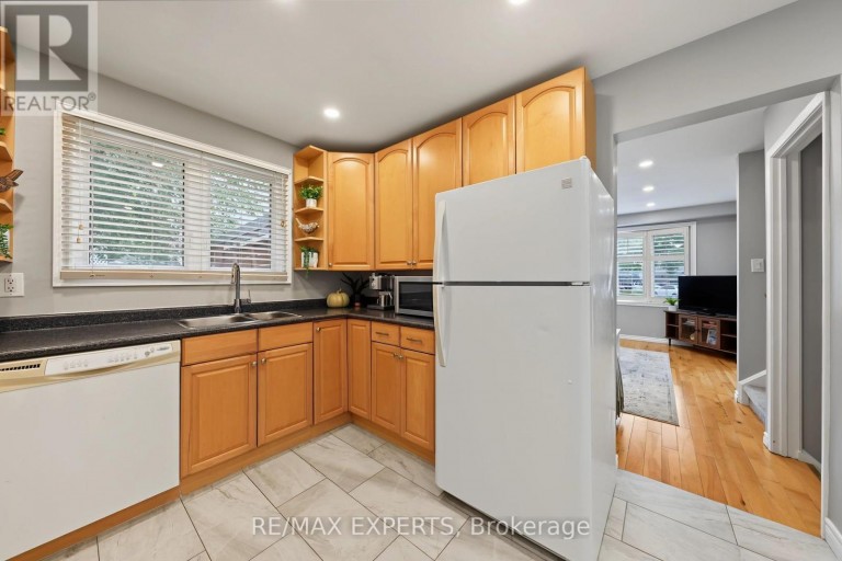 326 OAKWOOD COURT, Newmarket (Huron Heights-Leslie Valley), Ontario, L3Y3C8