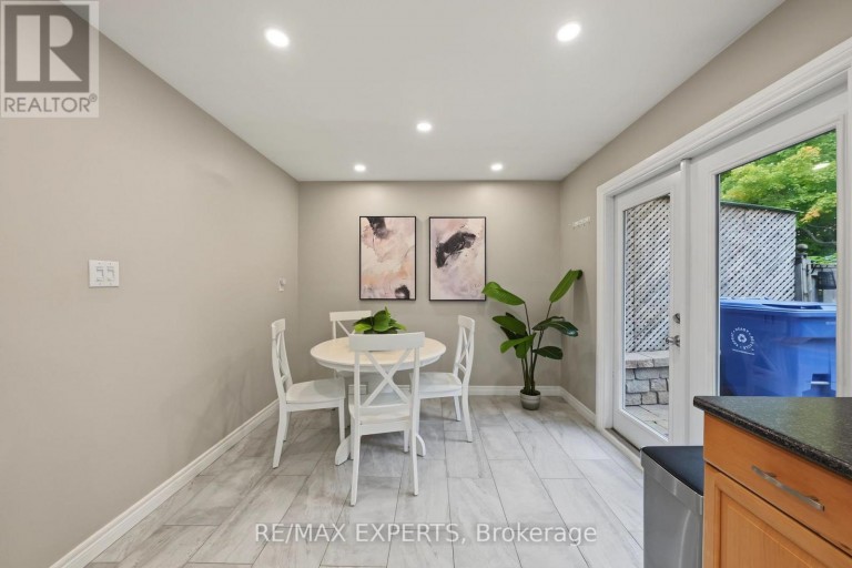 326 OAKWOOD COURT, Newmarket (Huron Heights-Leslie Valley), Ontario, L3Y3C8