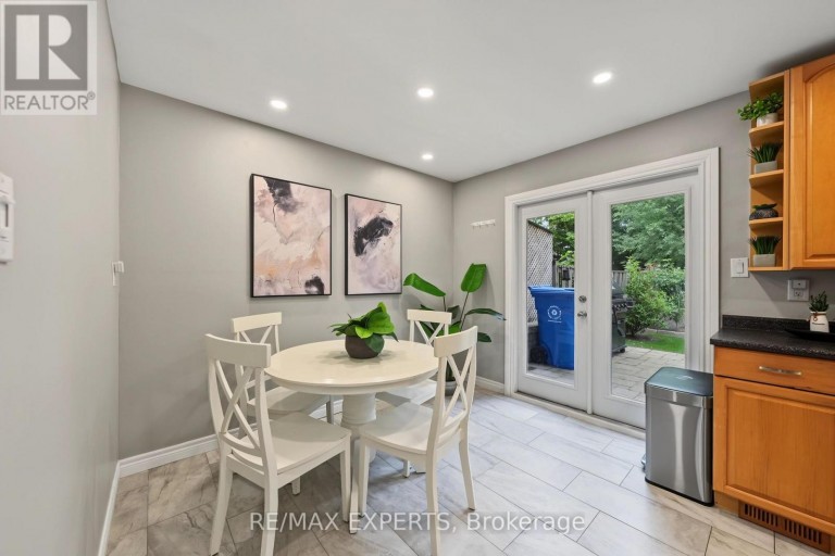326 OAKWOOD COURT, Newmarket (Huron Heights-Leslie Valley), Ontario, L3Y3C8