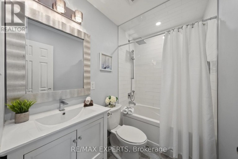326 OAKWOOD COURT, Newmarket (Huron Heights-Leslie Valley), Ontario, L3Y3C8