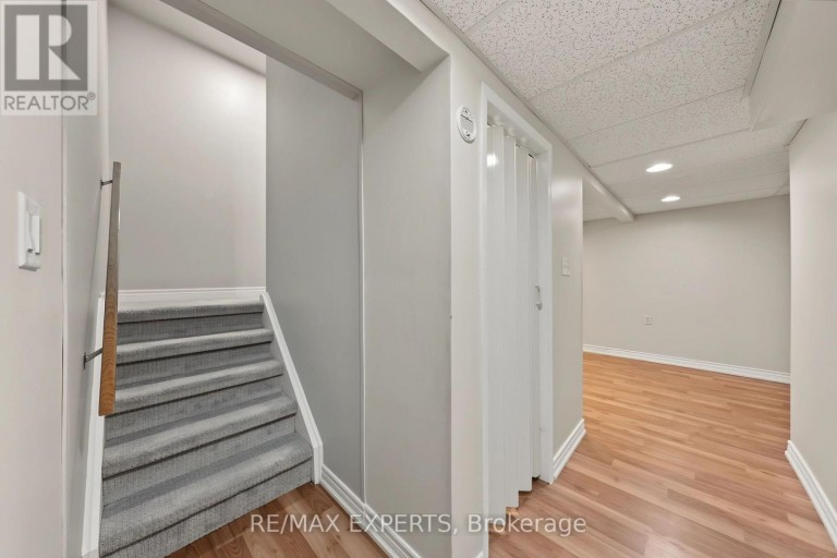 326 OAKWOOD COURT, Newmarket (Huron Heights-Leslie Valley), Ontario, L3Y3C8