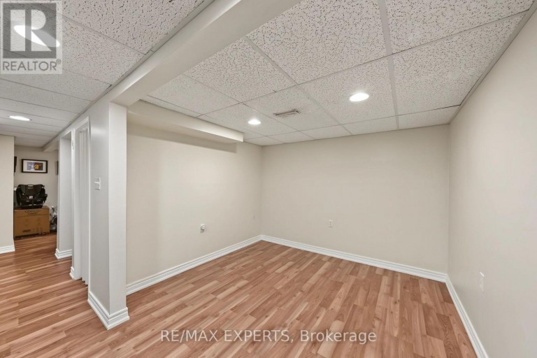 326 OAKWOOD COURT, Newmarket (Huron Heights-Leslie Valley), Ontario, L3Y3C8
