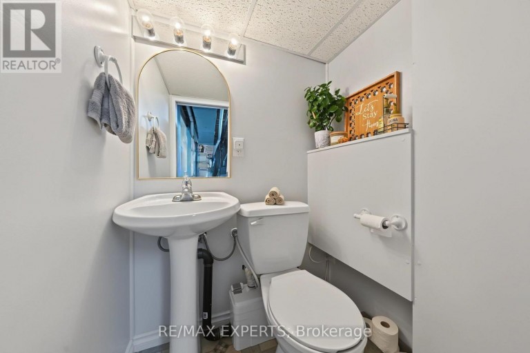 326 OAKWOOD COURT, Newmarket (Huron Heights-Leslie Valley), Ontario, L3Y3C8