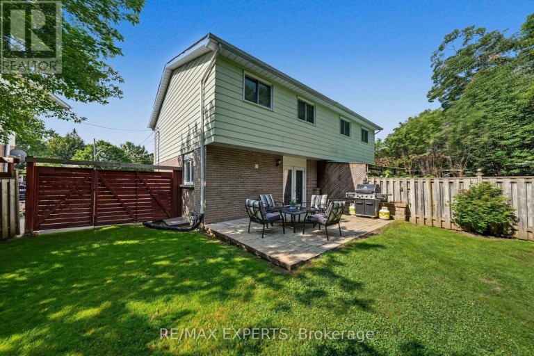 326 OAKWOOD COURT, Newmarket (Huron Heights-Leslie Valley), Ontario, L3Y3C8
