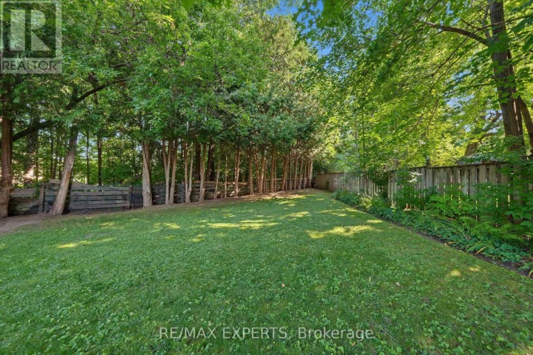 326 OAKWOOD COURT, Newmarket (Huron Heights-Leslie Valley), Ontario, L3Y3C8