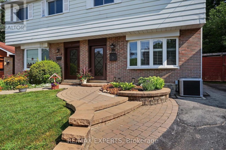 326 OAKWOOD COURT, Newmarket (Huron Heights-Leslie Valley), Ontario, L3Y3C8