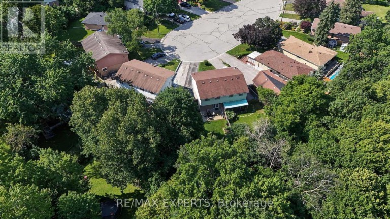 326 OAKWOOD COURT, Newmarket (Huron Heights-Leslie Valley), Ontario, L3Y3C8