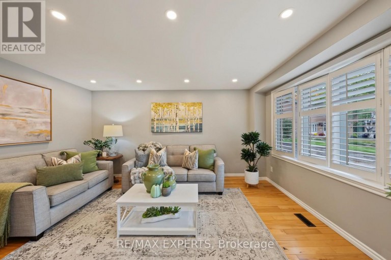 326 OAKWOOD COURT, Newmarket (Huron Heights-Leslie Valley), Ontario, L3Y3C8