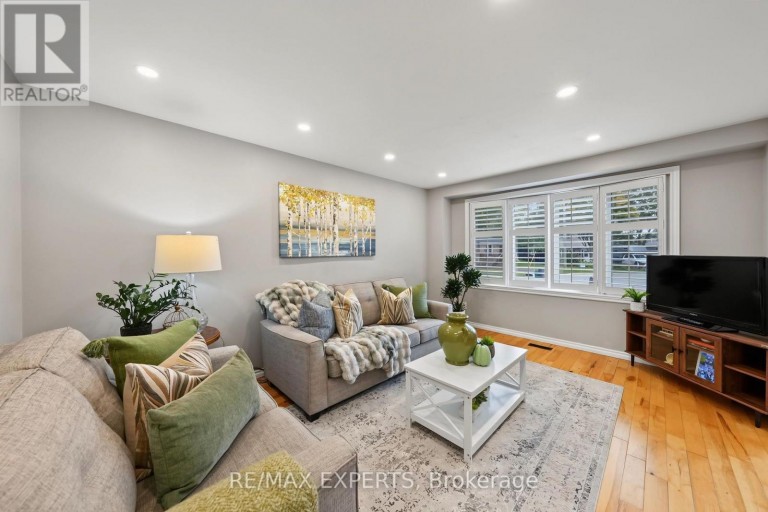 326 OAKWOOD COURT, Newmarket (Huron Heights-Leslie Valley), Ontario, L3Y3C8