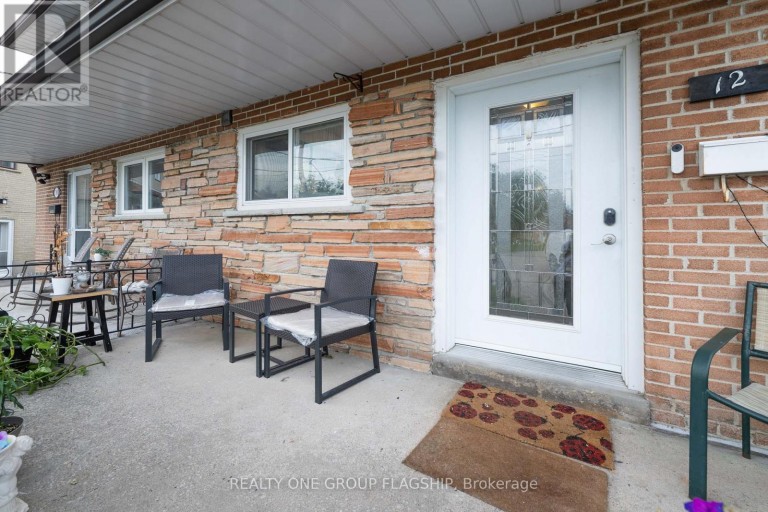 12 AZALEA COURT, Toronto (Humbermede), Ontario, M9M1V1