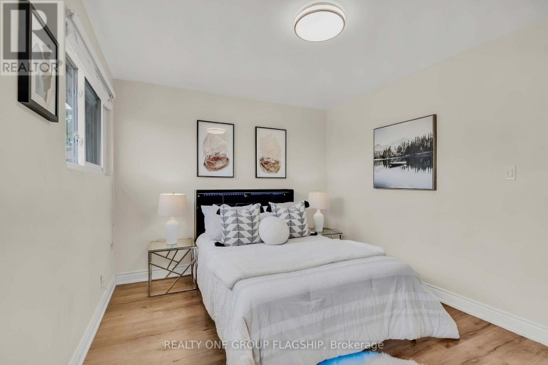 12 AZALEA COURT, Toronto (Humbermede), Ontario, M9M1V1
