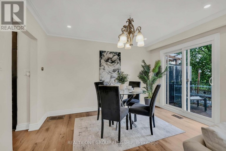 12 AZALEA COURT, Toronto (Humbermede), Ontario, M9M1V1