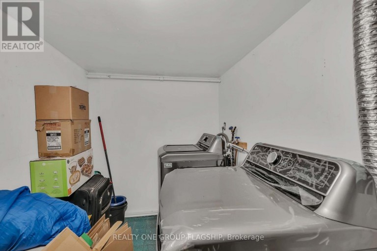 12 AZALEA COURT, Toronto (Humbermede), Ontario, M9M1V1
