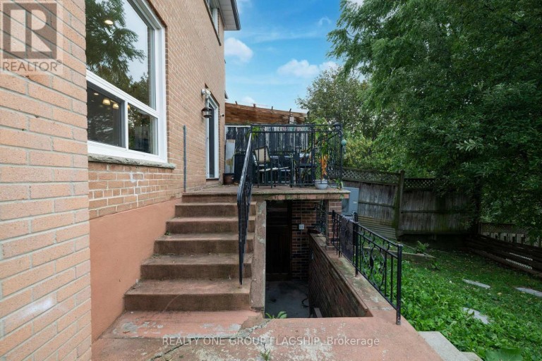 12 AZALEA COURT, Toronto (Humbermede), Ontario, M9M1V1