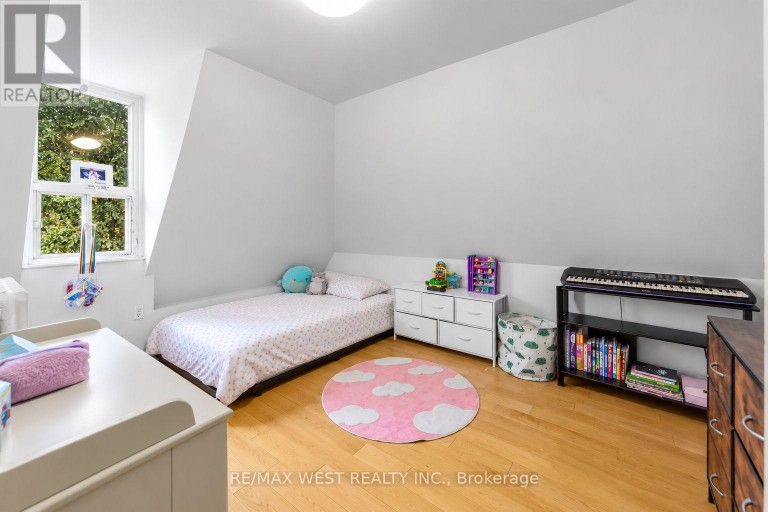 284 LISGAR STREET, Toronto (Little Portugal), Ontario, M6J3G9