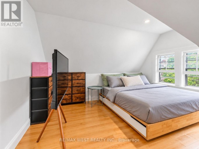 284 LISGAR STREET, Toronto (Little Portugal), Ontario, M6J3G9