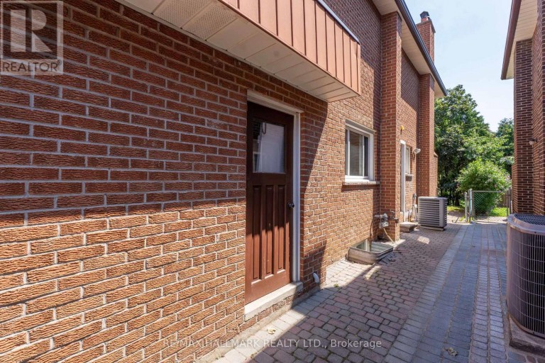 17 TWIN CIRCLE COURT, Toronto (Westminster-Branson), Ontario, M2R3L3