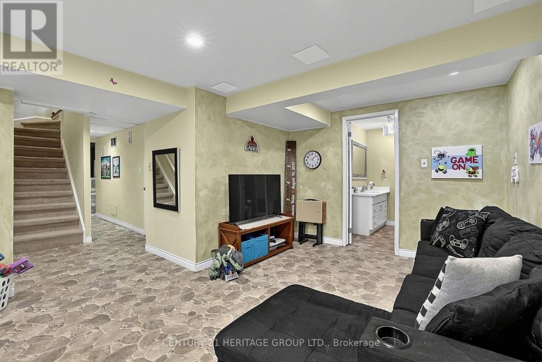 214 LANCASTER AVENUE, Newmarket (Bristol-London), Ontario, L3Y5X2
