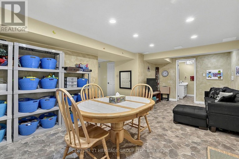 214 LANCASTER AVENUE, Newmarket (Bristol-London), Ontario, L3Y5X2