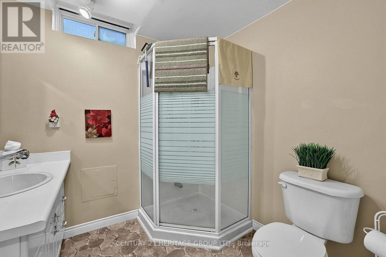 214 LANCASTER AVENUE, Newmarket (Bristol-London), Ontario, L3Y5X2