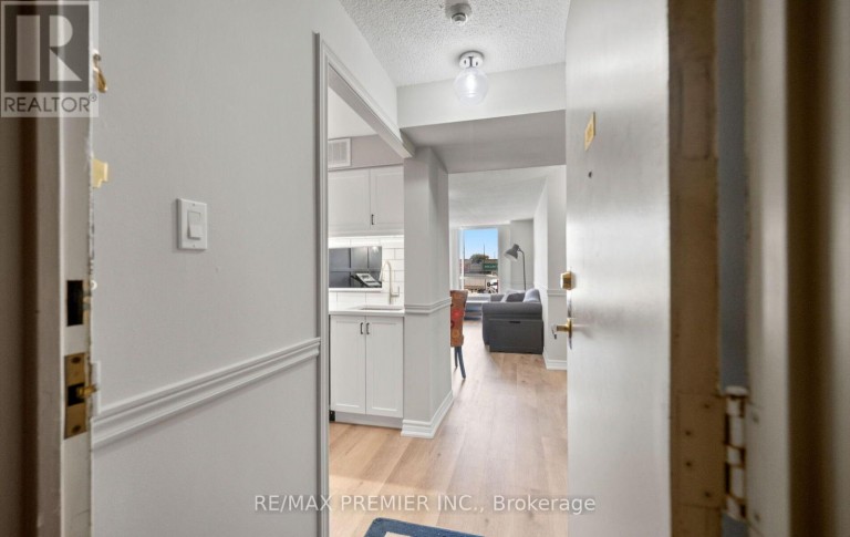 209 - 2470 EGLINTON AVENUE W, Toronto (Beechborough-Greenbrook), Ontario, M6M5E7