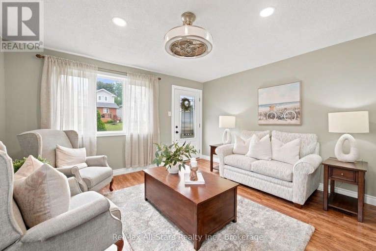 1 MAPLE GROVE STREET, Whitchurch-Stouffville, Ontario, L4A7X3