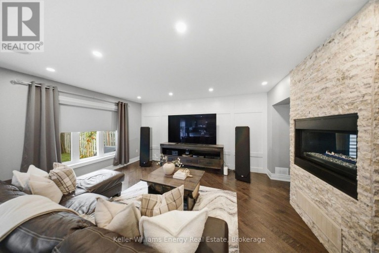 8 HOLLIMAN LANE, Ajax (South East), Ontario, L1Z1K6