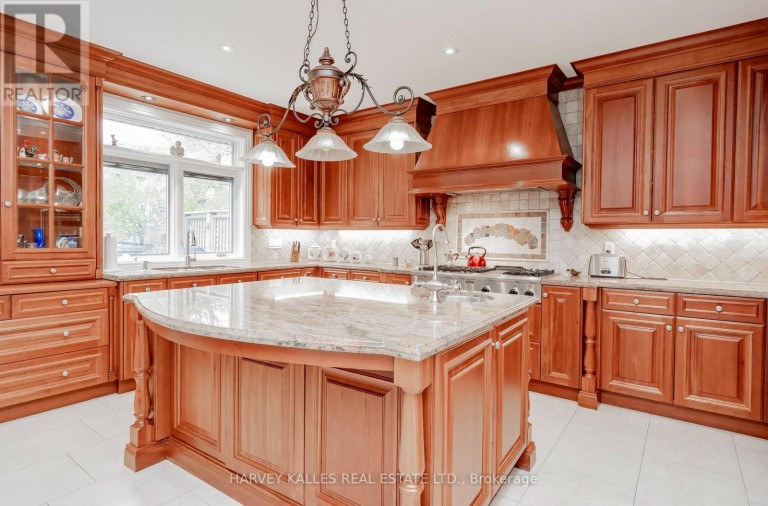 2370 HAMMOND ROAD, Mississauga (Sheridan), Ontario, L5K1T2