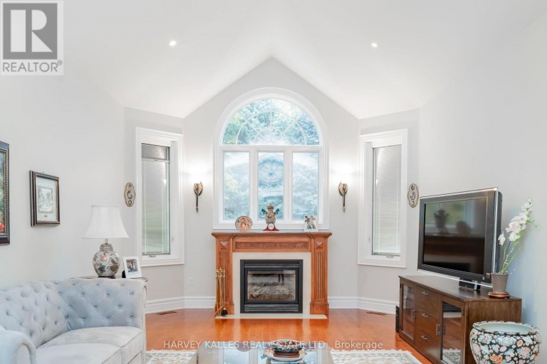 2370 HAMMOND ROAD, Mississauga (Sheridan), Ontario, L5K1T2