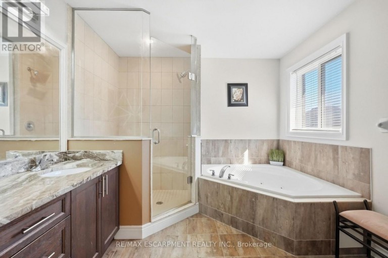 88 ERINGATE COURT, Hamilton (Stoney Creek Mountain), Ontario, L8J3Y4