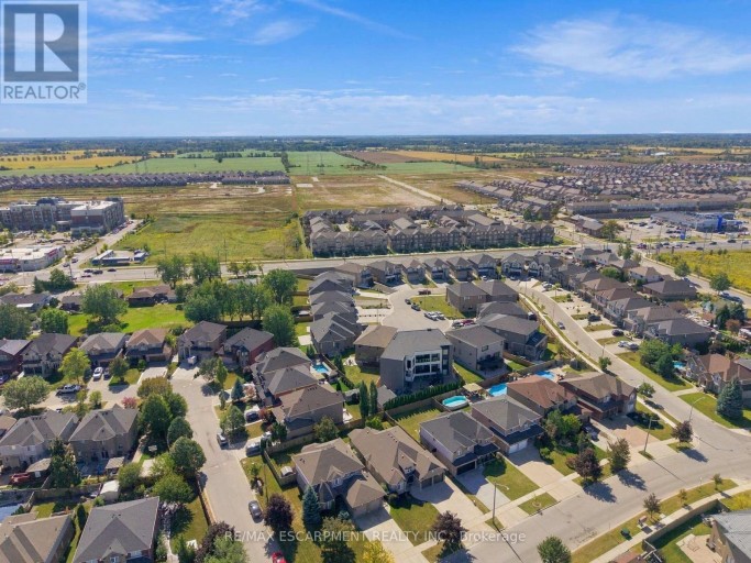 88 ERINGATE COURT, Hamilton (Stoney Creek Mountain), Ontario, L8J3Y4