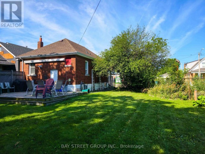 150 CROSTHWAITE AVENUE N, Hamilton (Homeside), Ontario, L8H4V5