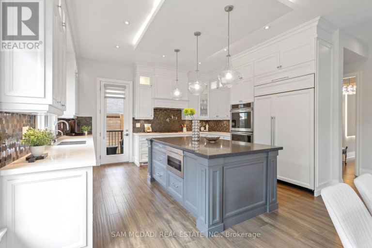 390 SANDHURST DRIVE, Oakville (WO West), Ontario, L6L4L3
