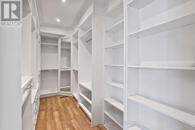 390 SANDHURST DRIVE, Oakville (WO West), Ontario, L6L4L3
