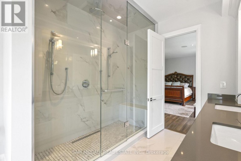 390 SANDHURST DRIVE, Oakville (WO West), Ontario, L6L4L3