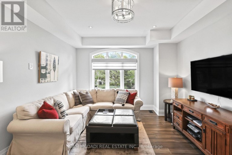 390 SANDHURST DRIVE, Oakville (WO West), Ontario, L6L4L3