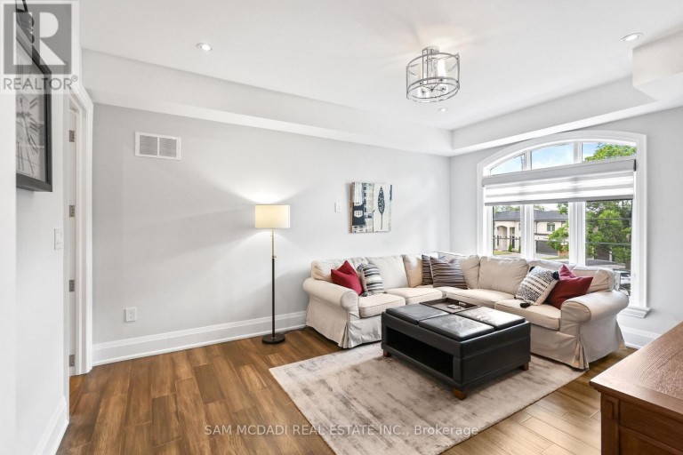 390 SANDHURST DRIVE, Oakville (WO West), Ontario, L6L4L3