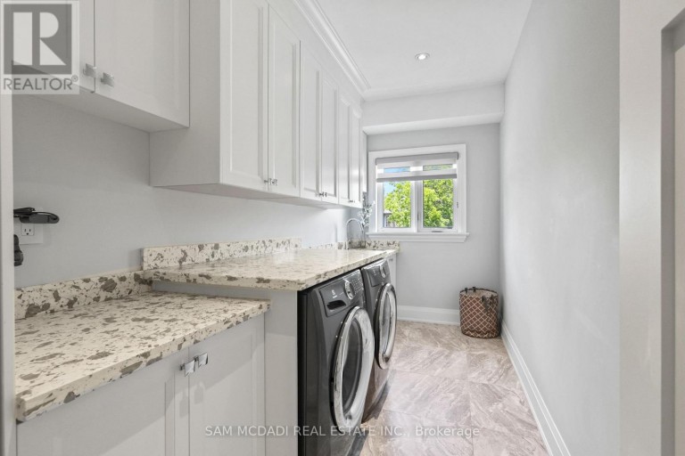 390 SANDHURST DRIVE, Oakville (WO West), Ontario, L6L4L3