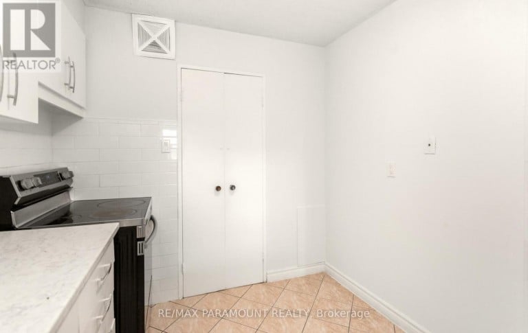 303 - 1881 JANE STREET, Toronto (Rustic), Ontario, M9N3S7