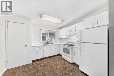 7409 37 Avenue NW Calgary Alberta photo 12
