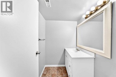 7409 37 Avenue NW Calgary Alberta photo 30
