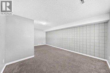 7409 37 Avenue NW Calgary Alberta photo 36