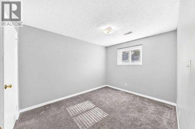 7409 37 Avenue NW Calgary Alberta photo 39