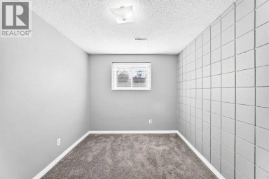 7409 37 Avenue NW Calgary Alberta photo 40